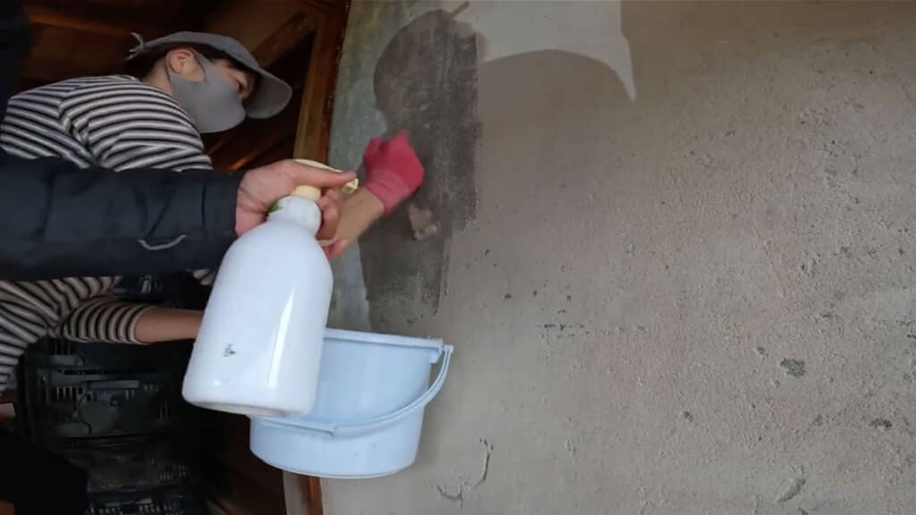 砂をヘラでひたすら削ぎ落としていきます