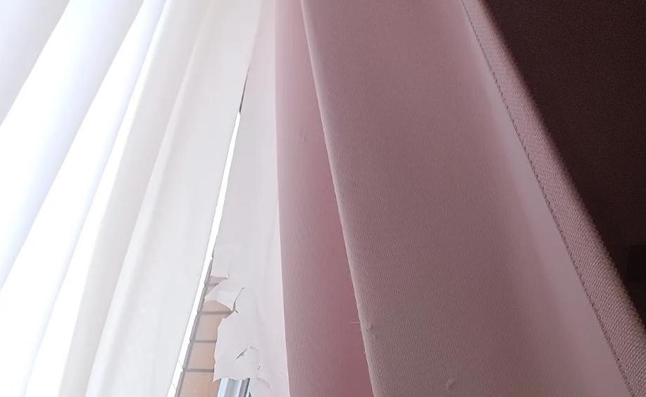 カーテンが無惨にやぶられていました