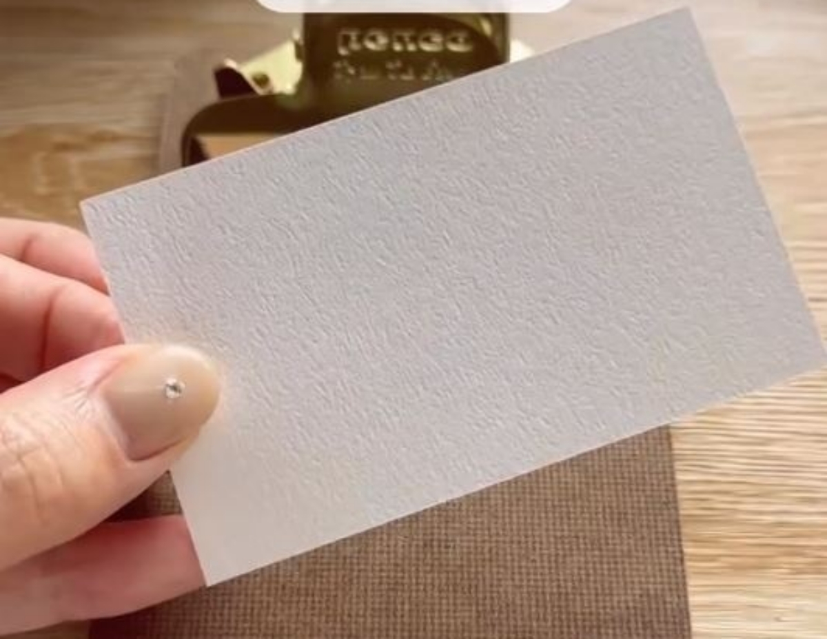 紙にマスキングテープをはり、重ね書きできるマーカーで描くと……　700万再生の完成品に「すごーい！」「真似してみたい」（1/3） | ライフスタイル ねとらぼ