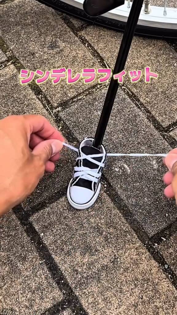 足に履かせるように装着できます