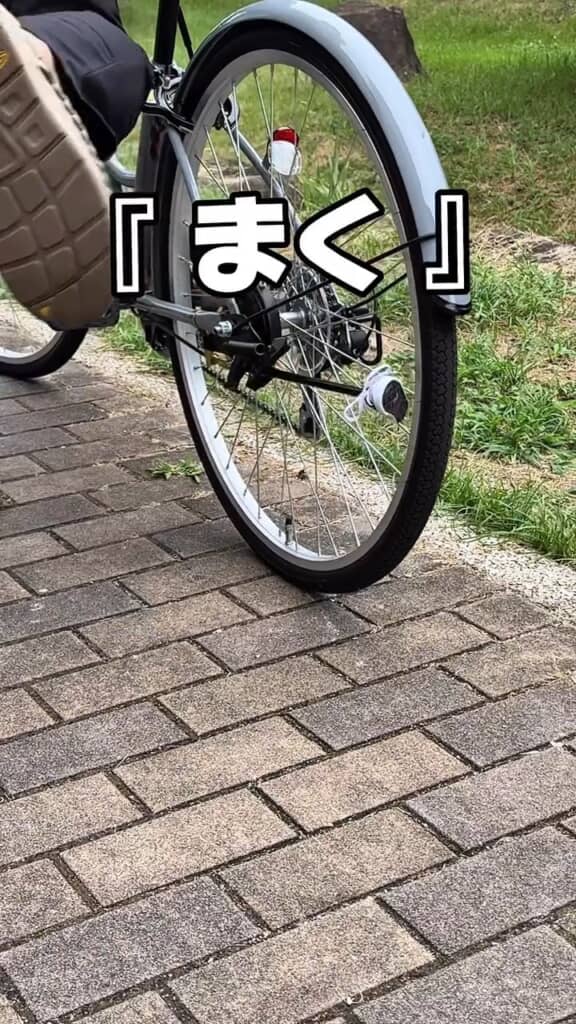 スタンドを蹴ってもがっちりキープ