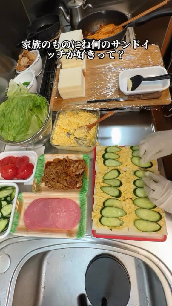 たまごサラダを広げてキュウリを並べる