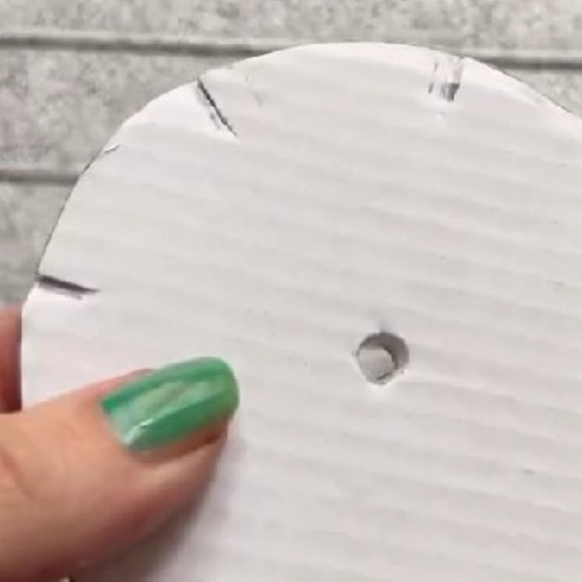 厚紙に毛糸を7本かけ、ぐるぐる回しながら編むと……「わぁ、すごい！」　4歳でも作れる完成品が190万再生突破【海外】（1/3） | ライフスタイル ねとらぼ