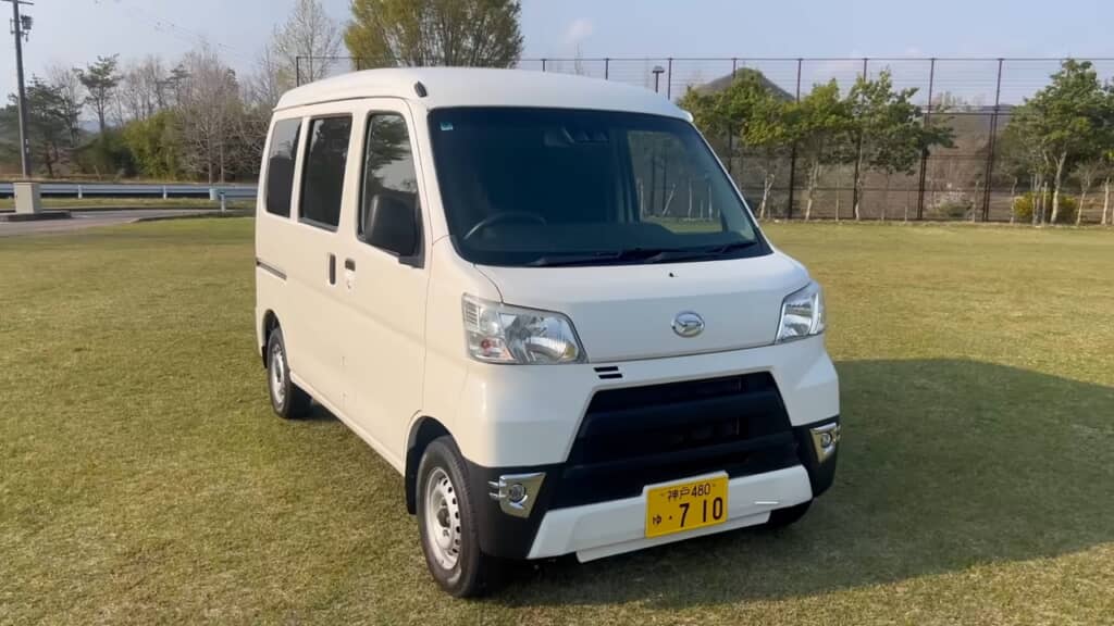 ベースのハイゼットカーゴデラックス。もともとは自治体で使われていたリース車で、走行距離は5万4000キロとのこと