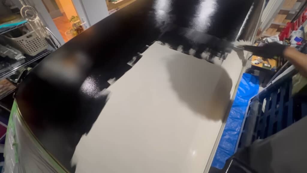 塗装にはローラーでもムラなく塗れると評判のタカラ塗料を使用