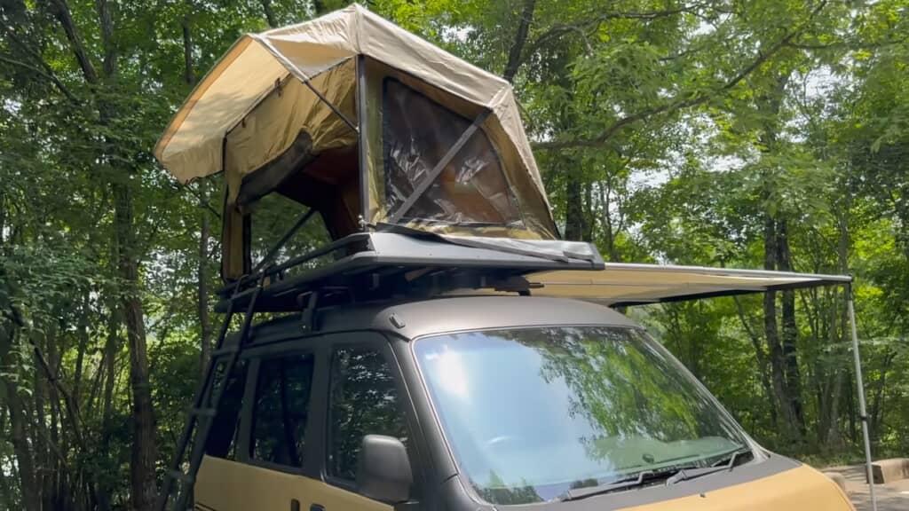 涼しい時期に活躍しそうなルーフテント