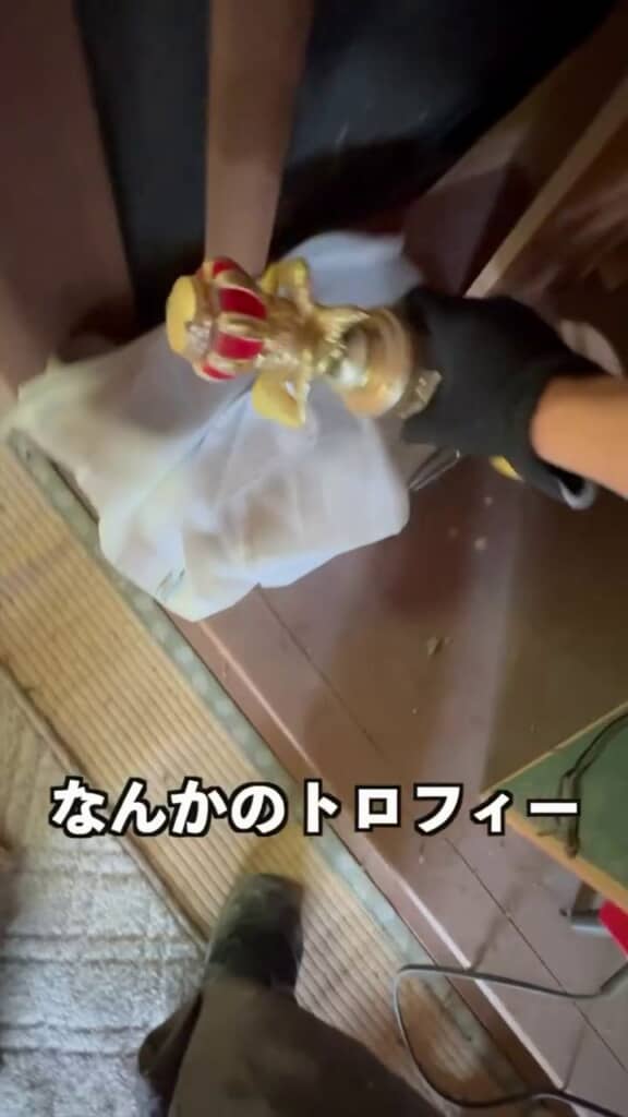 離れに残されていたトロフィーらしき物体