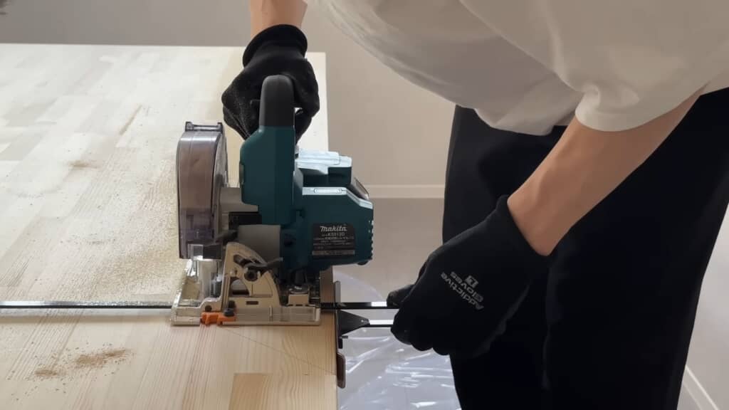 電動丸ノコで木材をカットしている作業の様子