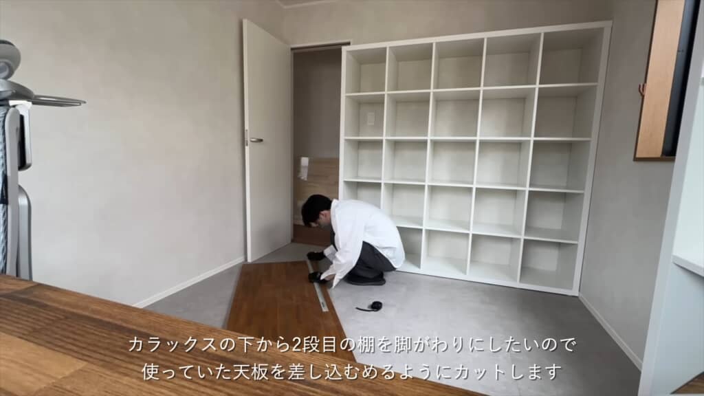 木材に定規を当ててサイズを測る男性