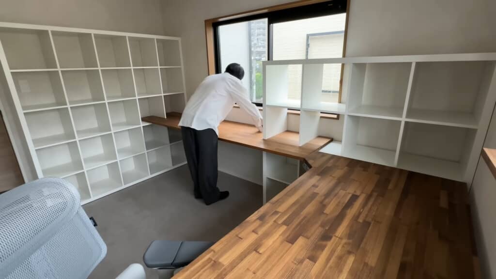 デスク天板をカラックス棚に差し込んで設置している様子