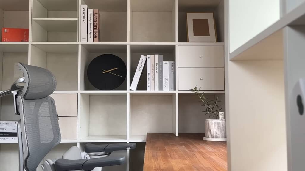 白いカラックス棚に観葉植物や時計を配置した棚上部の様子