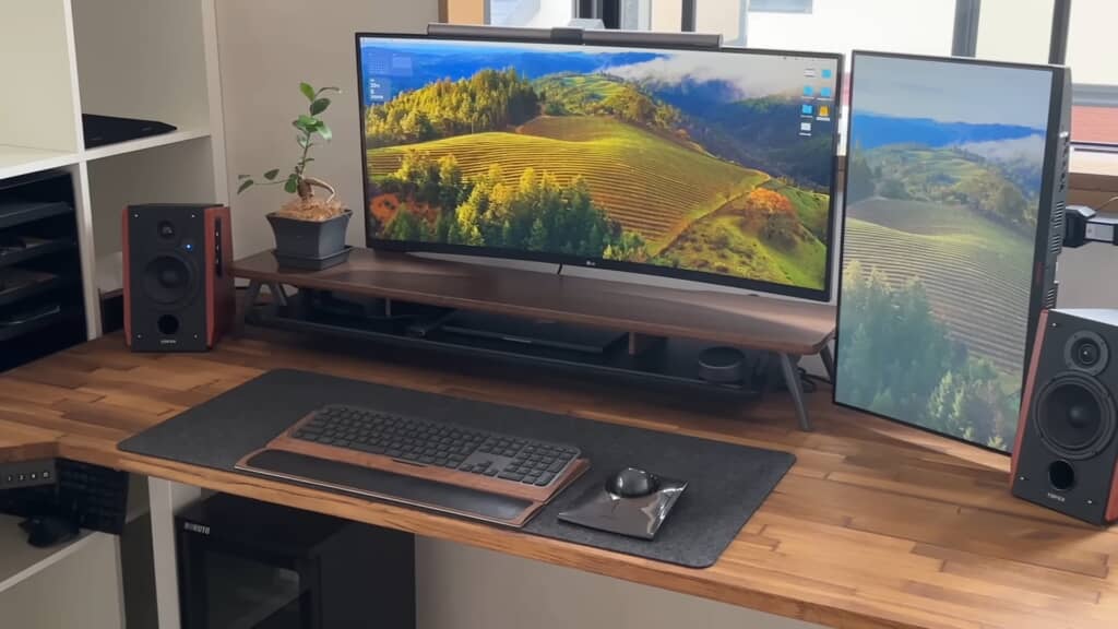 ウルトラワイドモニターと縦置きモニターを配置したPCデスク環境