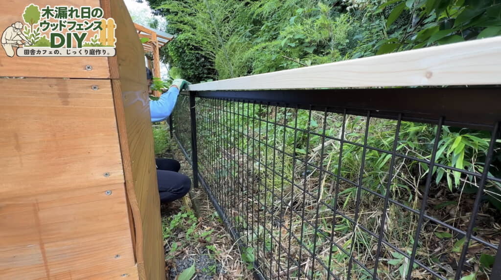 木材にほぞを彫る位置を確認する
