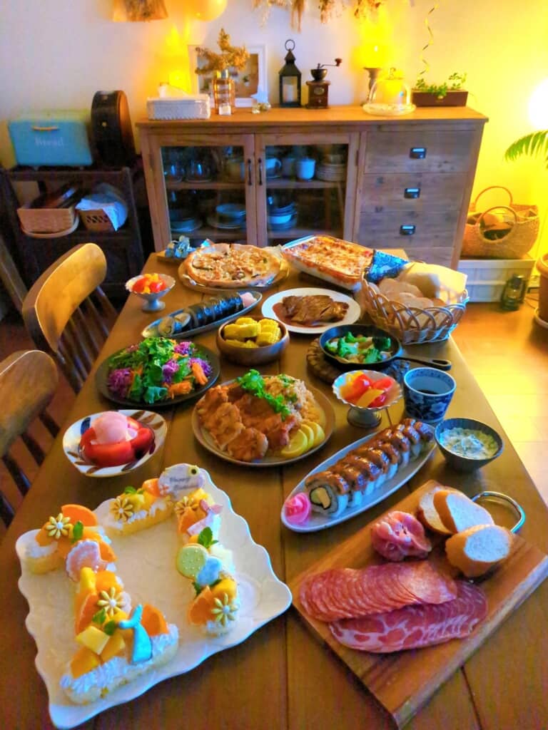 テーブルにズラッと並ぶ料理