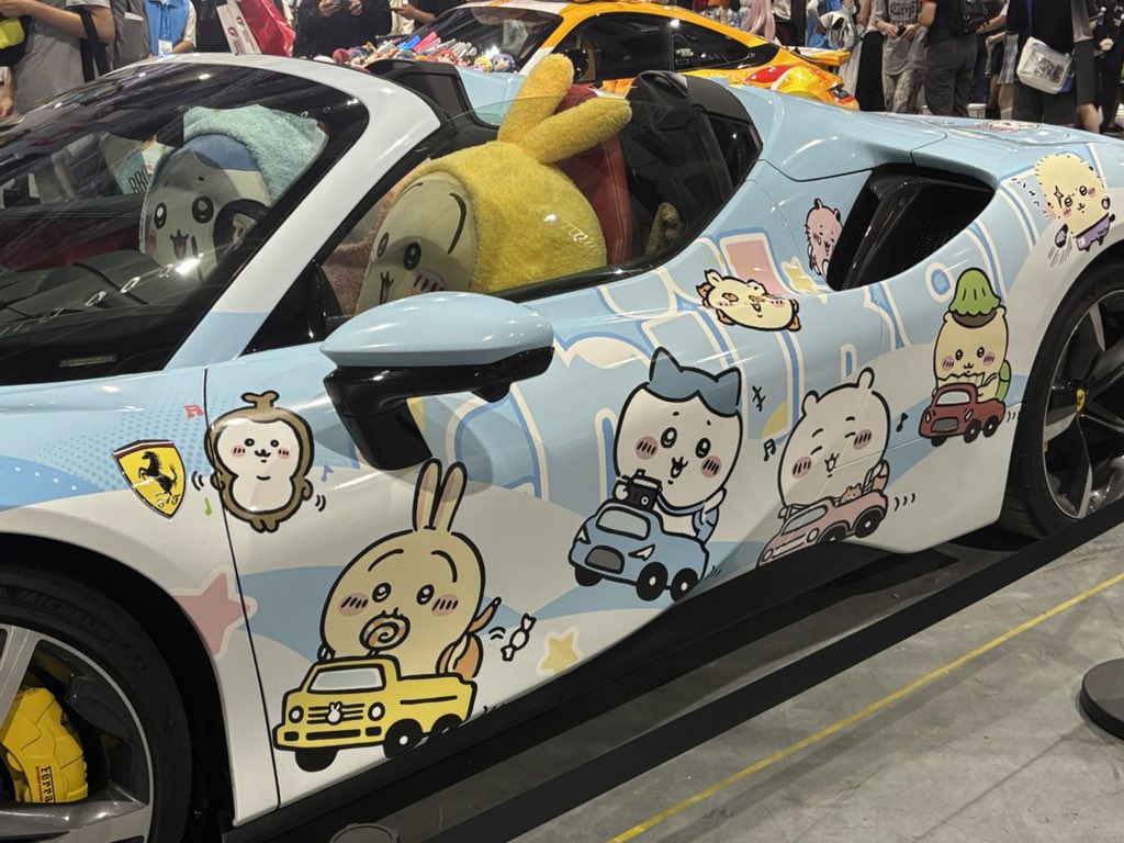 側面にもちいかわたちが！