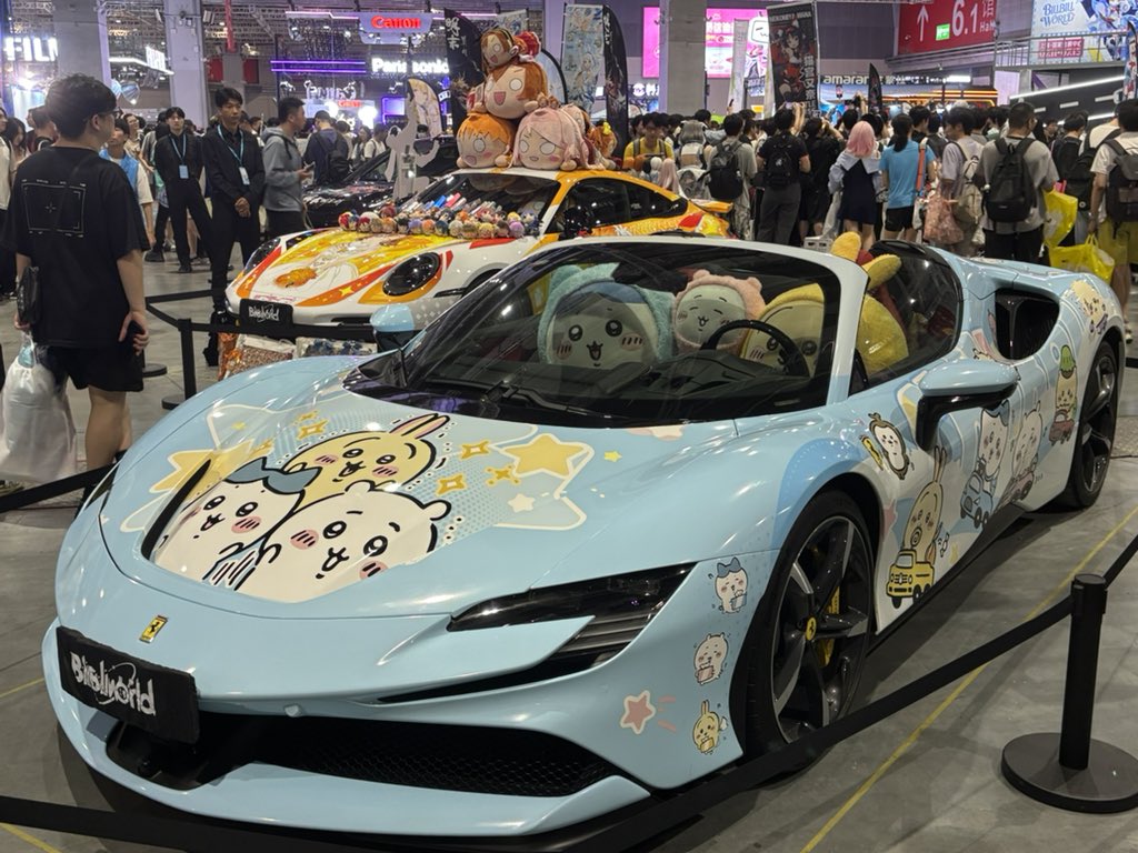 クルマとキャラクターがアンバランスすぎるのが最高！