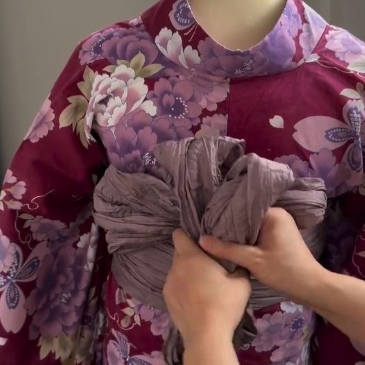 着付けのプロ「これ使えそう！」→セリアで買ったのは……　意外すぎるまさかの帯結びに「オォすごい」「目からウロコです」（1/3） | ファッション ねとらぼ