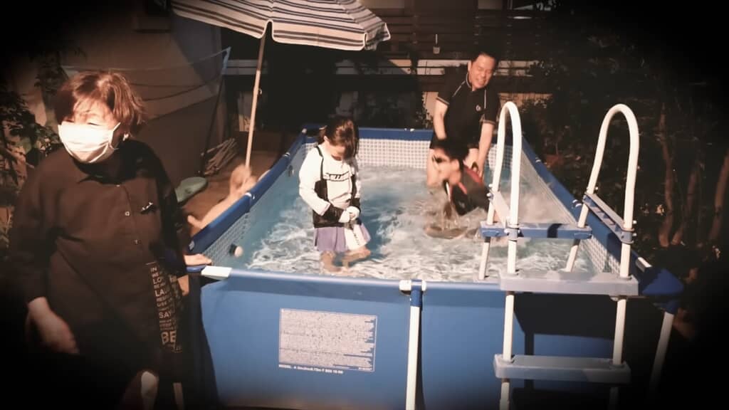 ダイアン津田が子どもたちのためにプールを組み立てる