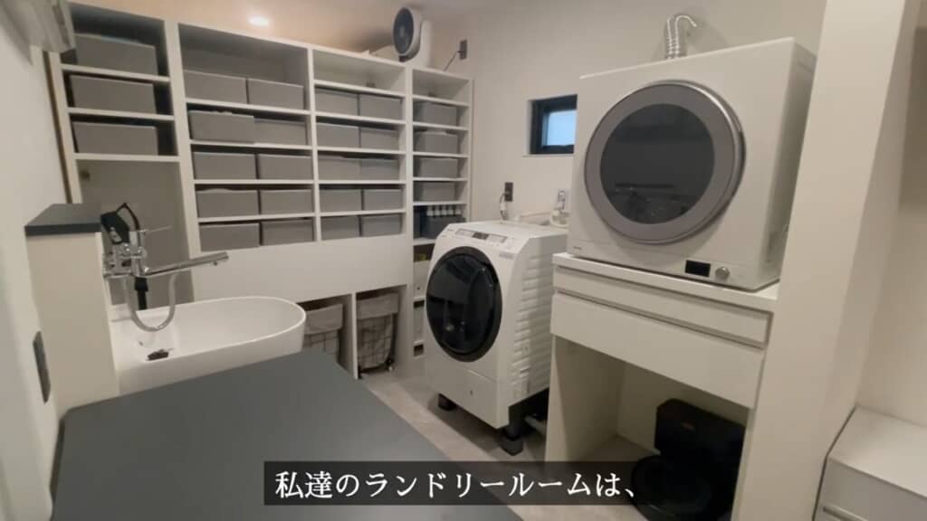 間仕切り収納のあるランドリールーム