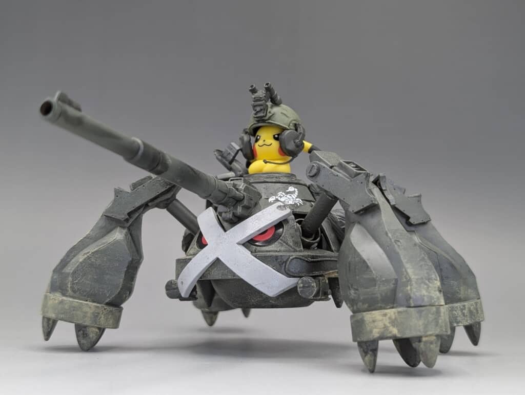 メタグロスのプラモデルを戦車風にアレンジし、ピカチュウを乗せた作品