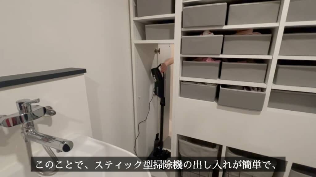 固定棚の下にはスティック型掃除機