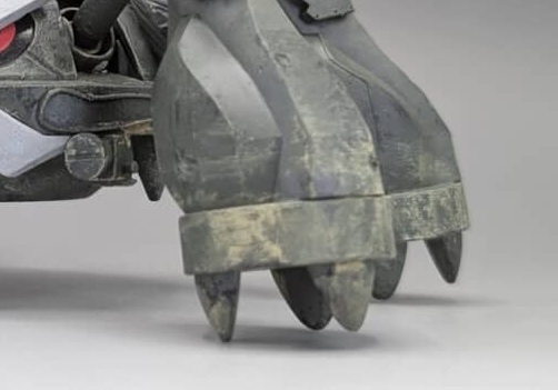 このゴツゴツした足は……