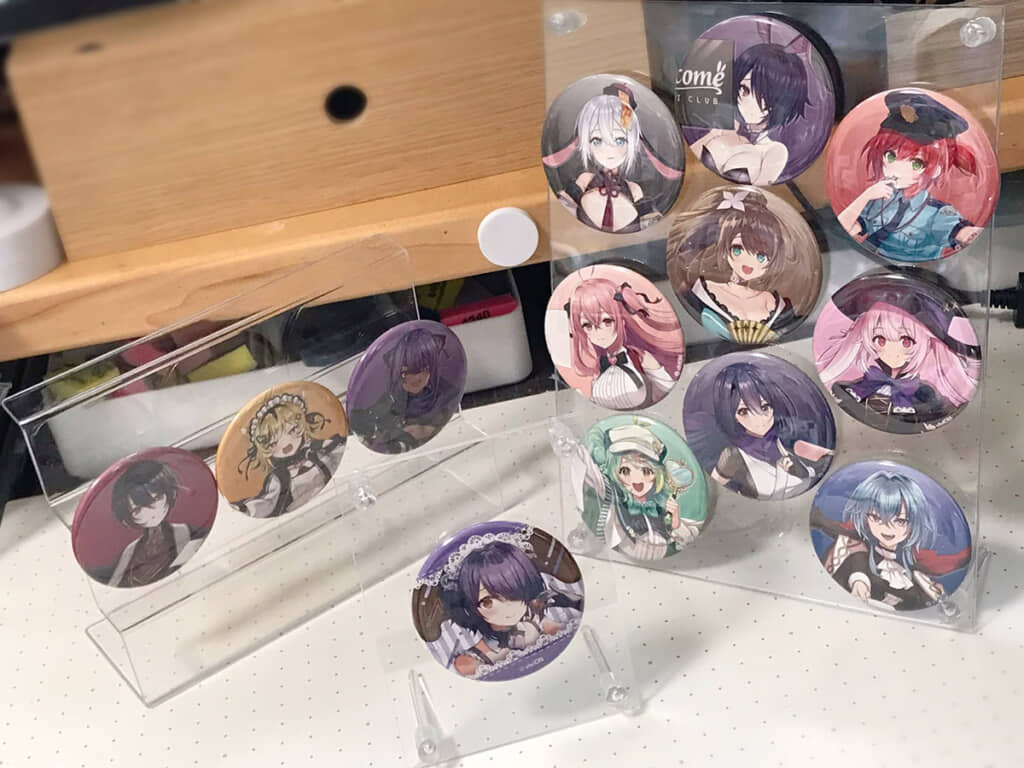 フォトフレームに缶バッジを飾っているところ