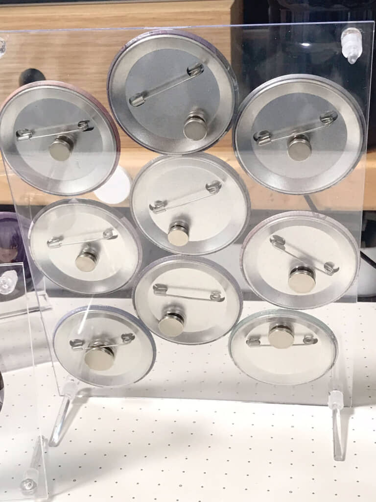 フォトフレームに缶バッジをディスプレイしたところ（裏側）