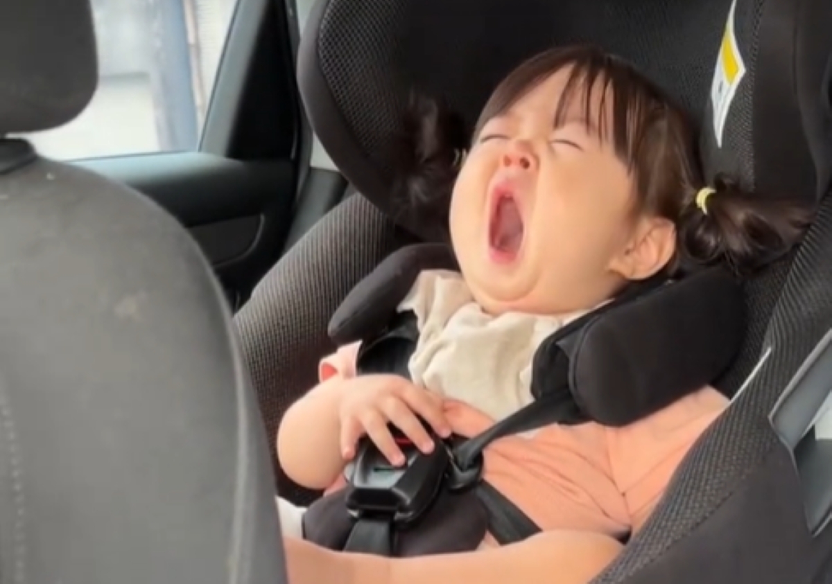 おでかけ中、寝落ち寸前の1歳娘→なぜか口から出た言葉は……「笑いましたwww」「ウルトラマンみたい」　謎すぎる“儀式”にパパもニヤニヤ（1/3） | 育児 ねとらぼ