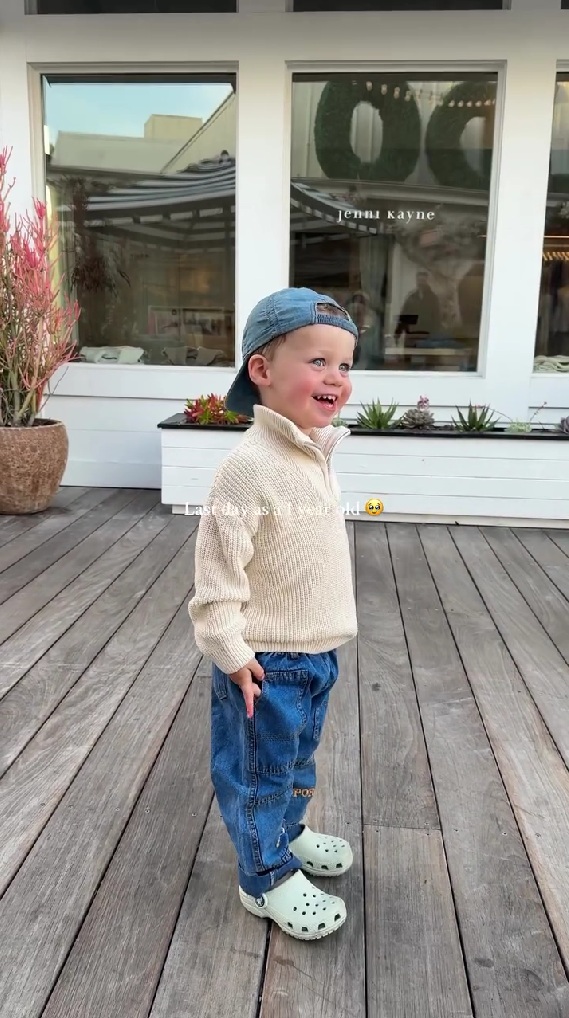 よちよち歩きだった1歳の赤ちゃん→1年後には……　成長した姿に「涙が止まらない」「時間よ止まれ」【海外】