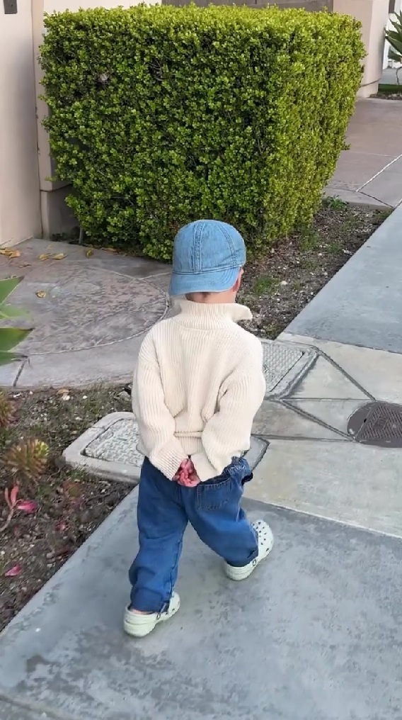 よちよち歩きだった1歳の赤ちゃん→1年後には……　成長した姿に「涙が止まらない」「時間よ止まれ」【海外】