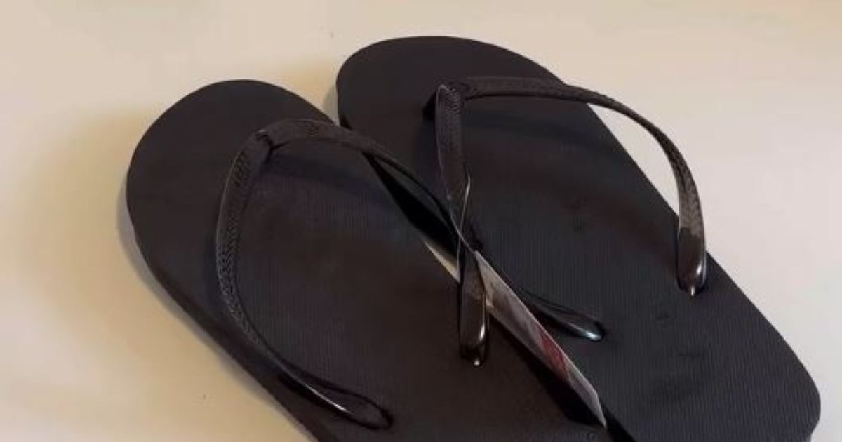 娘「指の間めっちゃ痛い！」→ダイソー毛糸を巻くだけで……　ズボラ母による“靴擦れ対策”が目からウロコ「真似したい！」 | ライフハック ねとらぼ