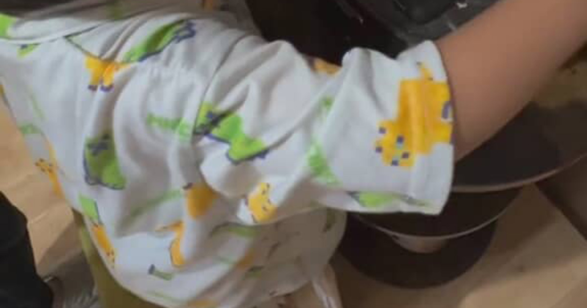 パパが帰宅すると2歳息子が……　驚きの行動に「えー！すごいすごいすごい」「幸せいっぱいですね」と275万再生（1/3） | ライフスタイル ねとらぼ