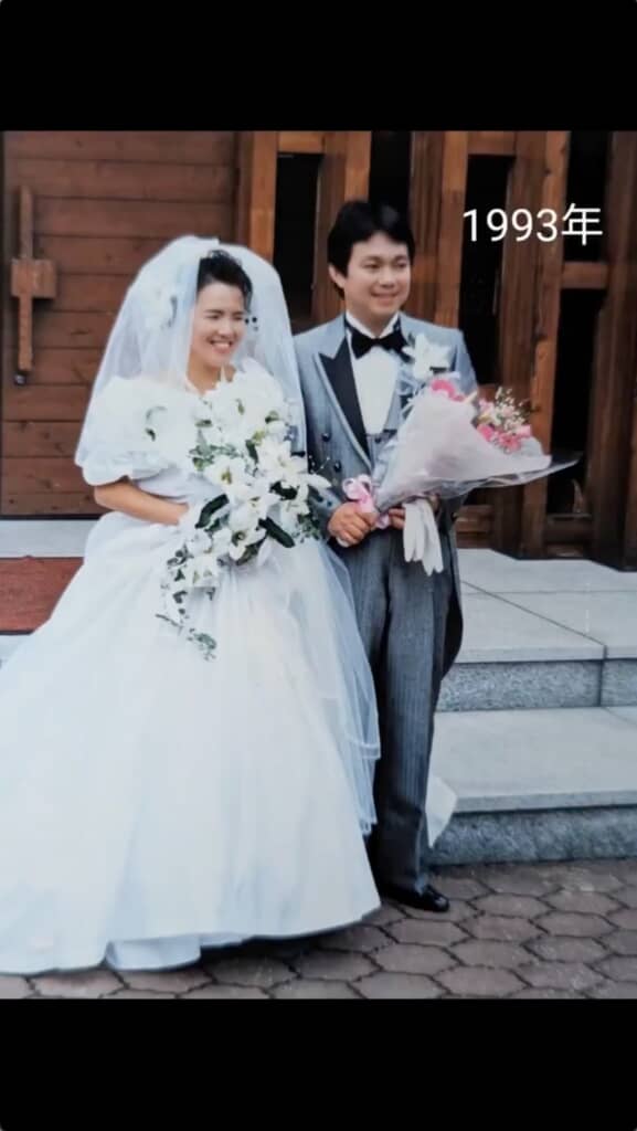 1枚目は結婚した2人の写真から