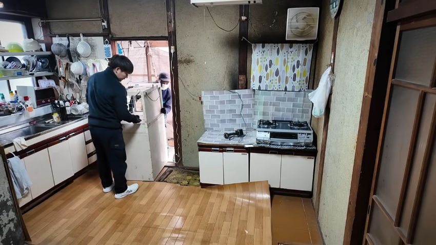 現場のキッチンから家具を運び出す様子