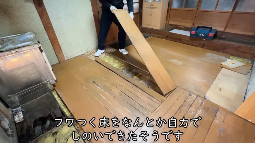 施主が取り付けた床板をはがす