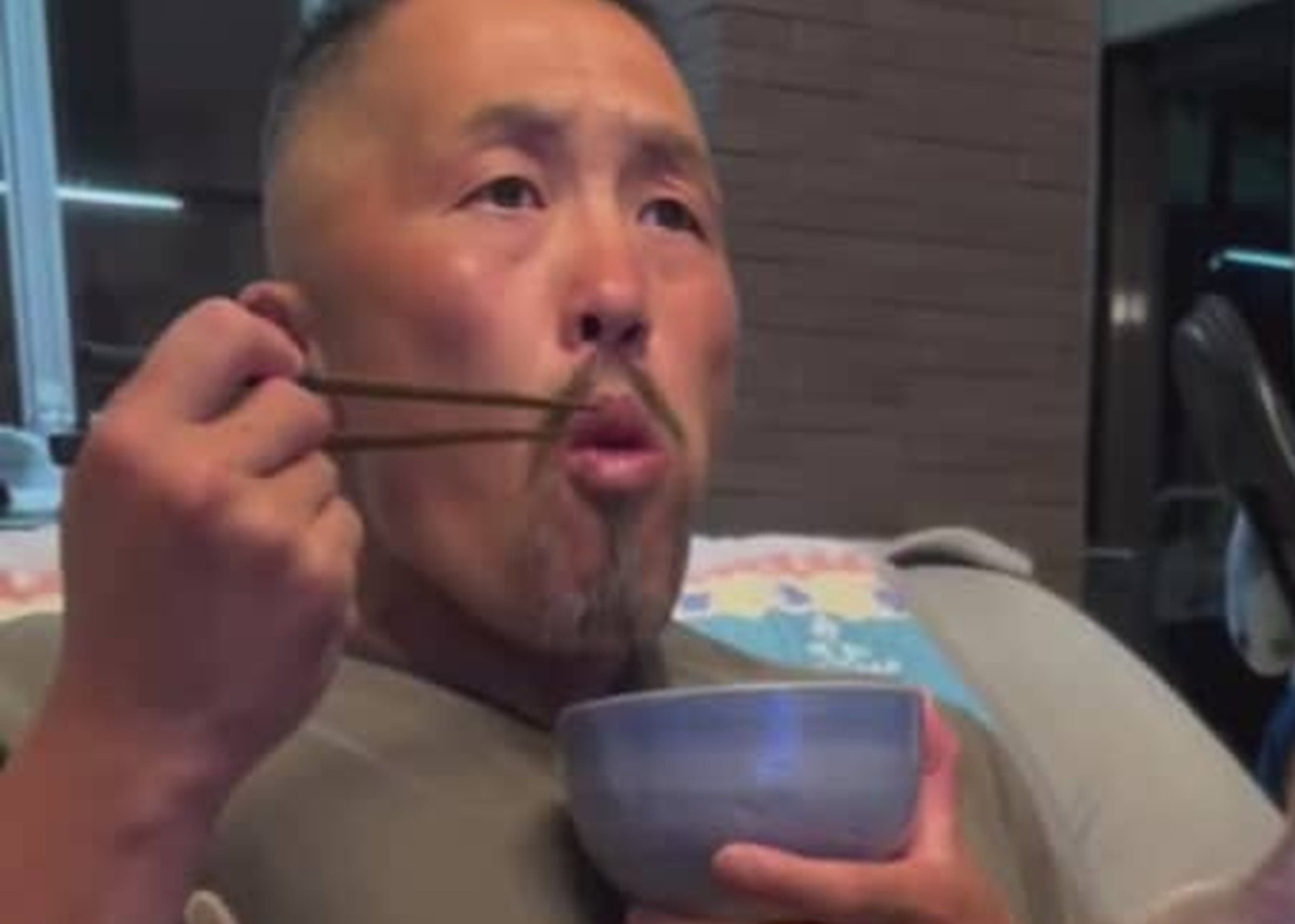 夕食中の夫、なぜか白米のみをひたすら食べ続け……　引いて見ると分かるまさかの光景に「なにこれ彼女？」「笑ってしまった」（1/3） | 猫 ねとらぼ