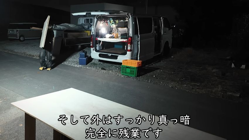 夜になっても作業を続ける