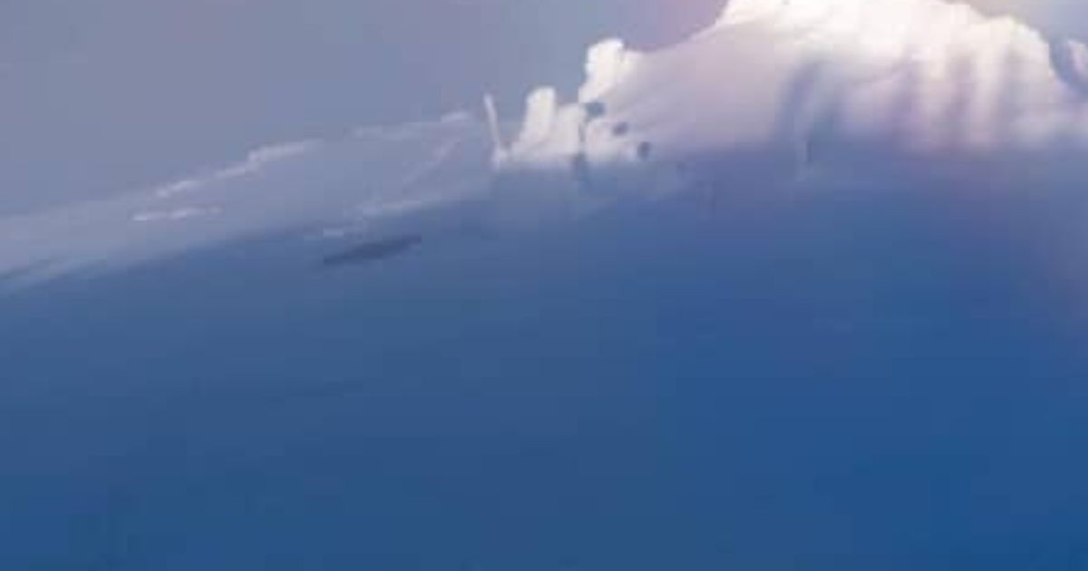 日本百名山で撮影した写真、よく見てみると……「真ん中にいるの俺」　まさかの光景に「おおお！」「地球外生命体のよう」（1/3） | ライフスタイル ねとらぼ