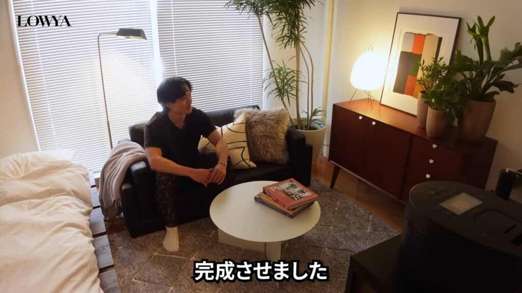 ソファに座って完成した部屋を眺める男性。