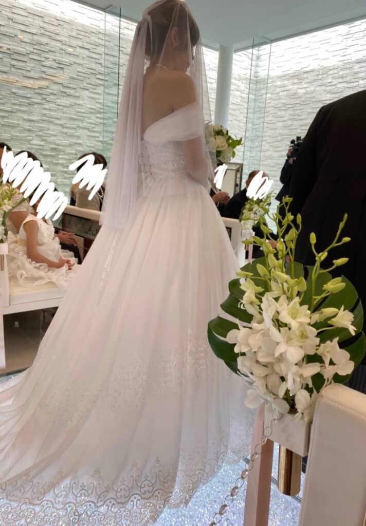 裾のレースも美しい……