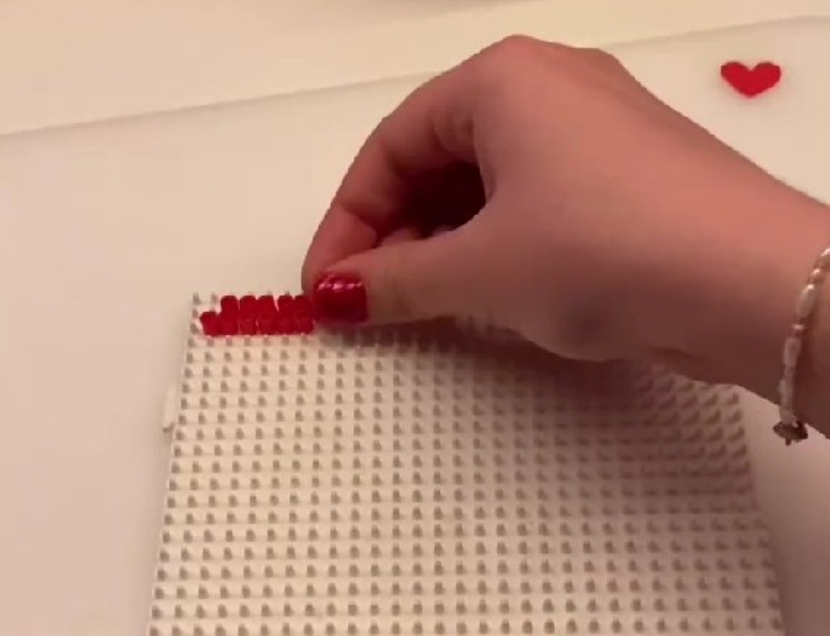 子ども向けのアイロンビーズ→大人が本気を出したら……「天才だよ！」「ポケカ入れたい」　驚きの完成品が860万再生【海外】（1/3） | ライフスタイル ねとらぼ