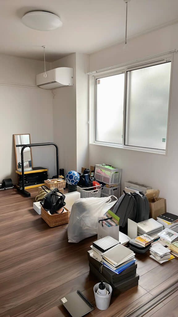 散らかった部屋