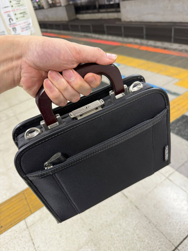ちいさなビジネス向けのカバンに見えますが……