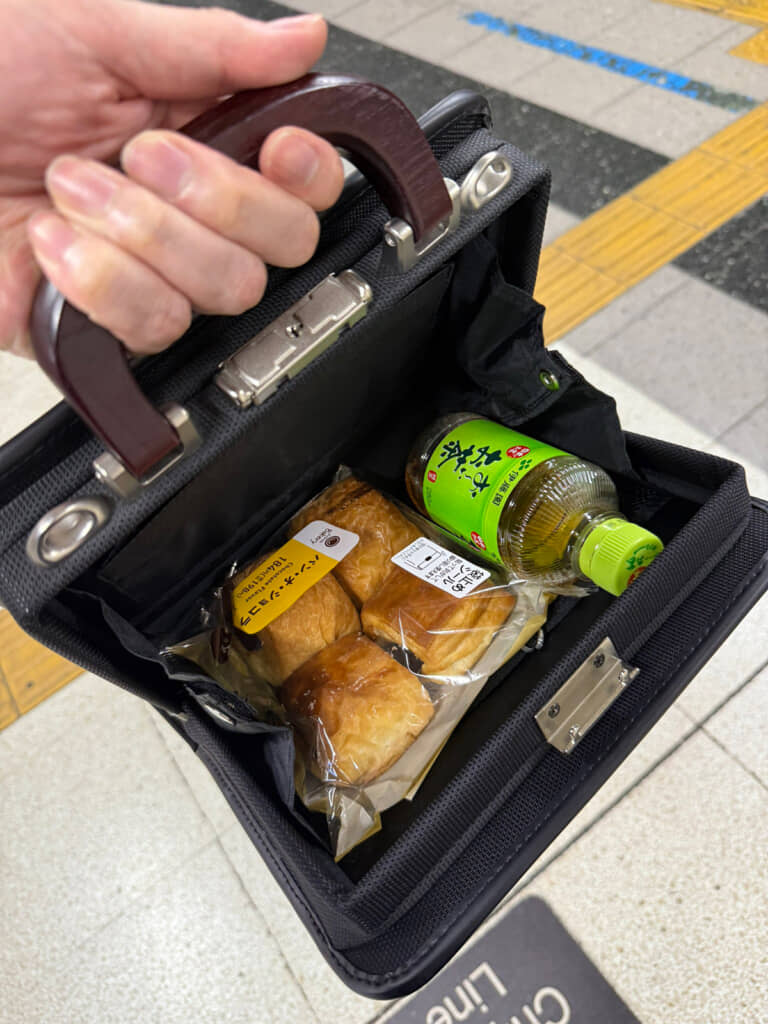 中にはコンビニで買ったパンとお茶が！