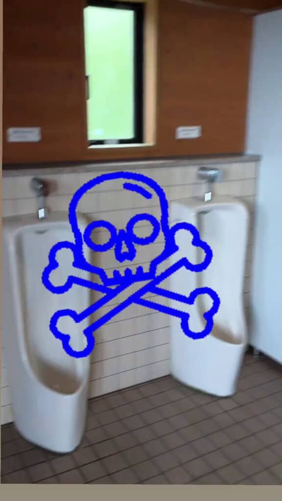 誰もいない男子トイレの中へ移動