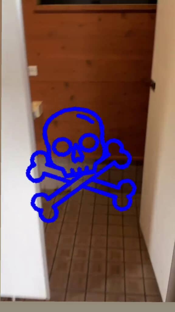 誰もいない男子トイレの個室