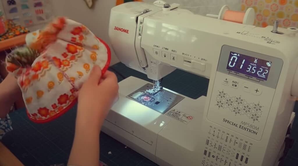 側面と底を縫い合わせます