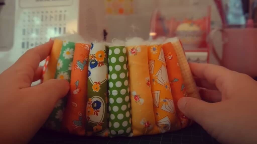 側面に綿を詰めます