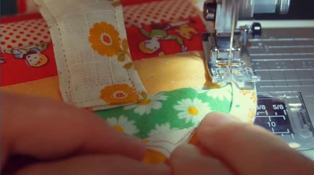 バイアステープを縫い付けます